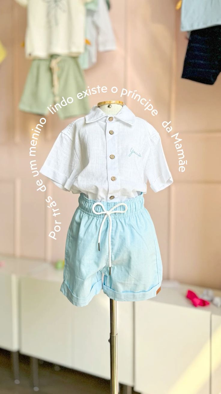 Look de menino perfeito, bermuda azul e camisa branca de botões! Tendência Verão 2025